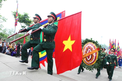 Đoàn hành lễ dâng hương giỗ Tổ Hùng Vương tiến về khu Di tích lịch sử Đền Hùng tại núi Nghĩa Lĩnh năm 2015. (Ảnh: Quý Trung/TTXVN)