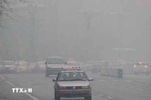 Khói mù bao phủ thành phố Trường Xuân, thủ phủ tỉnh Cát Lâm, Trung Quốc ngày 8/11. (Ảnh minh họa. AFP/TTXVN)