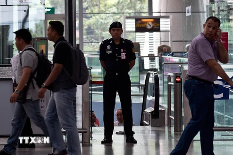 Cảnh sát Malaysia tăng cường an ninh tại Sân bay Quốc tế Kuala Lumpur. (Nguồn: AFP/TTXVN)