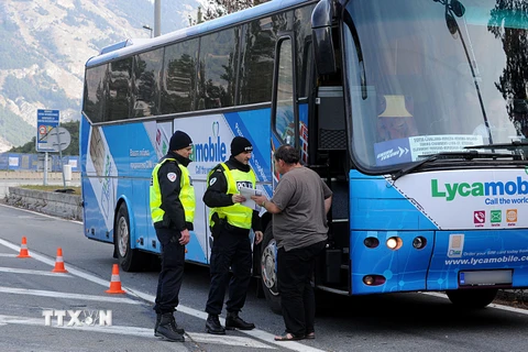 Cảnh sát Pháp kiểm soát tại khu vực biên giới với Italy gần thị trấn Modane, sau các vụ tấn công ở Paris, ngày 14/11. (Nguồn: AFP/TTXVN)