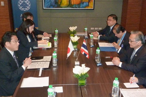 Ngoại trưởng Nhật Bản Fumio Kishida (trái) và người đồng cấp Thái Lan Don Pramudwinai (phải). (Nguồn: Kyodo)