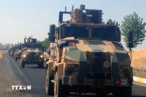 Xe quân sự Thổ Nhĩ Kỳ gác gần Kilis, khu vực giáp giới với Syria. (Nguồn: THX/TTXVN)