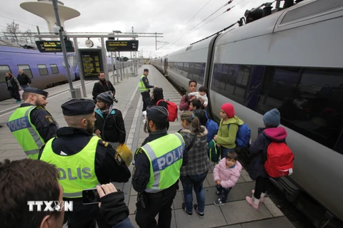 Cảnh sát kiểm tra nhóm người nhập cư tại sân ga ở Malmo, Thụy Điển ngày 12/11. (Nguồn: AFP/TTXVN)