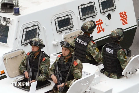 Cảnh sát Trung Quốc tuần tra tại Urumqi, thủ phủ Khu tự trị Tân Cương. (Nguồn: Kyodo/TTXVN)
