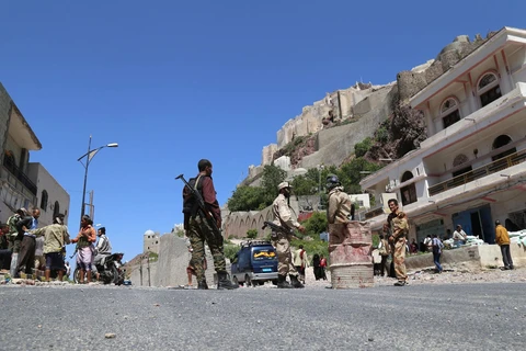 Binh sỹ Yemen làm nhiệm vụ tại một trạm kiểm soát ở thành phố Taez. (Nguồn: AFP/TTXVN) 