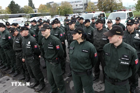Cảnh sát Slovakia trước khi lên đường tới Hungary tham gia kiểm soát an ninh biên giới. (Nguồn: THX/TTXVN)