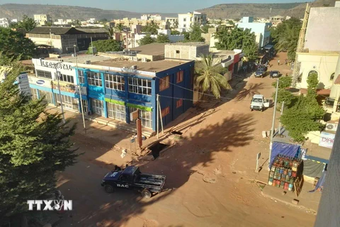 Cảnh sát Mali bao vây tòa nhà để giải thoát cho các con tin tại khách sạn Radisson Blu ở Mali. (Nguồn: THX/TTXVN)