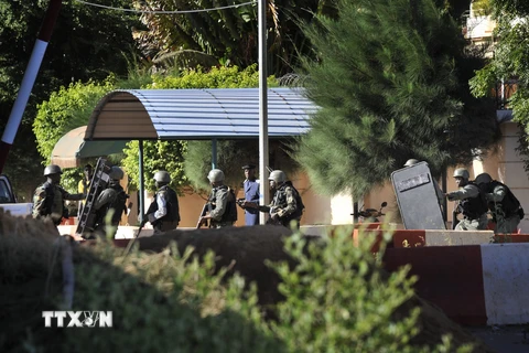 Nhân viên an ninh Mali bao vây bên ngoài khách sạn Radisson Blu. (Nguồn: AFP/TTXVN)