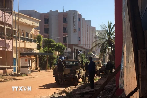 Binh sỹ Mali phong tỏa bên ngoài khách sạn Radisson Blu ở Bamako ngày 20/11. (Nguồn: AFP/TTXVN)