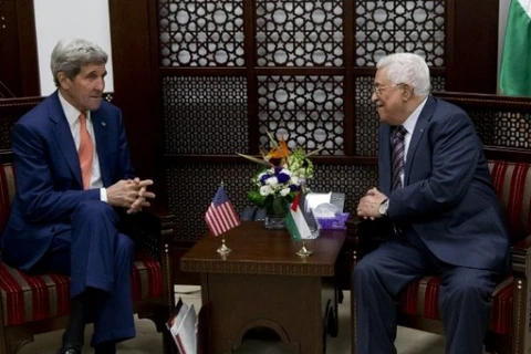 Tổng thống Palestine Mahmoud Abbas (phải) và Ngoại trưởng Mỹ John Kerry. (Nguồn: AFP)