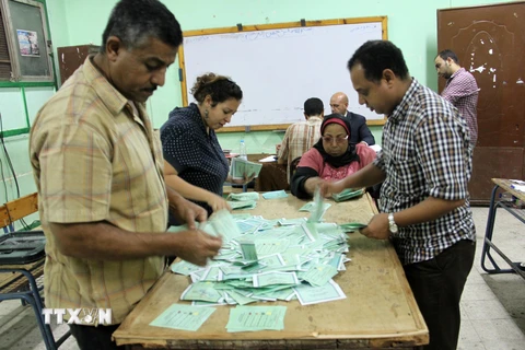 Nhân viên Ủy ban bầu cử Ai Cập kiểm phiếu tại Giza, thủ đô Cairo ngày 19/10. THX/TTXVN)