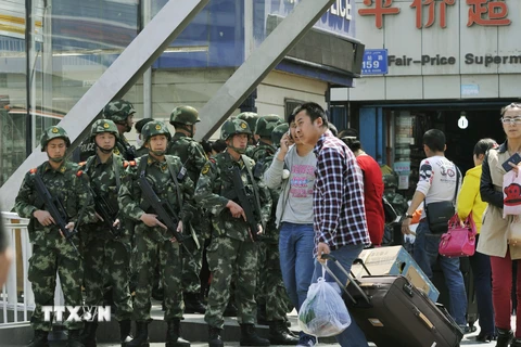 Cảnh sát Trung Quốc gác xung quanh khu vực nhà ga ở Urumqi ngày 1/5/2014. (Nguồn: Kyodo/TTXVN)