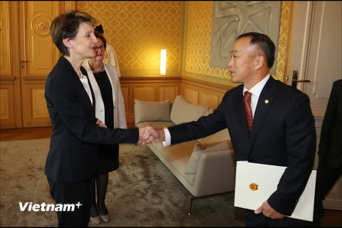 Tổng thống Thụy Sỹ Simonetta Sommaruga và Đại sứ Phạm Hải Bằng tại Cung Liên Bang trong lễ trình Quốc thư. (Ảnh: Tố uyên/Vietnam+)