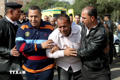 Cảnh sát và lực lượng cứu hộ Ai Cập sơ tán người dân khỏi hiện trường vụ xả súng. (Nguồn: AFP/TTXVN)