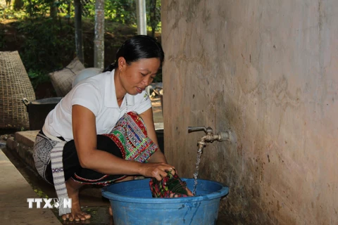 Người dân bản Nậm Tăm (Lai Châu) tại vùng tái định cư thủy điện Sơn La. (Ảnh: Nguyễn Duy/TTXVN)