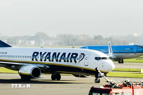 Máy bay Ryanair tới sân bay Schiphol ở Amsterdam, Hà Lan. (Nguồn: AFP/TTXVN)