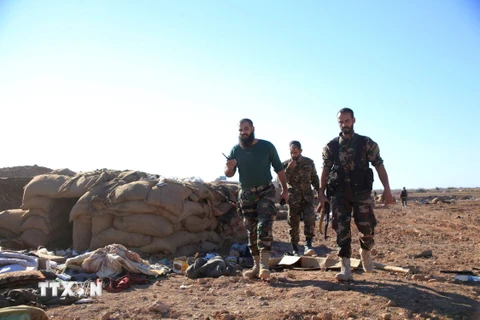 Binh sỹ Syria làm nhiệm vụ trong cuộc tấn công nhằm vào IS tại khu vực Kweires. (Nguồn: AFP/TTXVN)