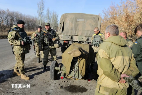 Binh sỹ Ukraine chuyển súng cối tự động Vasilyok 85mm rời làng Peski. (Nguồn: AFP/TTXVN)