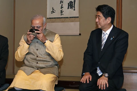 Thủ tướng Nhật Bản Shinzo Abe (phải) và người đồng cấp Ấn Độ Narendra Modi. (Nguồn: Reuters)