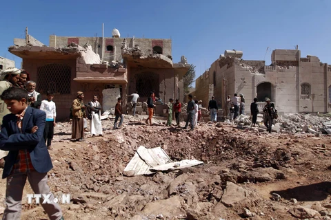 Hiện trường một cuộc không kích của liên quân Arab tại Sanaa. (Nguồn: AFP/TTXVN)