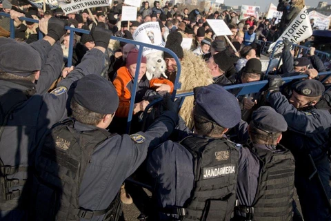 Người biểu tình đụng độ cảnh sát. (Nguồn: AP)