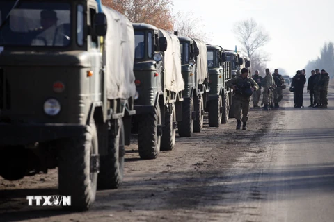 Xe quân sự Ukraine chở súng cối tự động Vasilyok 85mm rời làng Peski. (Nguồn: AFP/TTXVN)