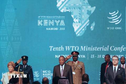 Tổng thống Liberia Ellen Johnson-Sirleaf (trái), Tổng thống Kenya Uhuru Kenyatta (giữa) và Tổng Giám đốc WTO Roberto Azevedo tại phiên khai mạc hội nghị ở Nairobi, Kenya ngày 15/12. (Nguồn: AFP/TTXVN)