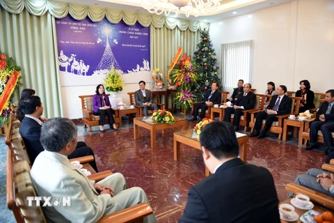 Bà Ngô Thị Thanh Hằng (giữa, trái) trong cuộc gặp với Mục sư Nguyễn Hữu Mạc (giữa, phải) tại Hội thánh Tin lành Việt Nam (miền Bắc). (Ảnh: Nguyễn Văn Cảnh/TTXVN)