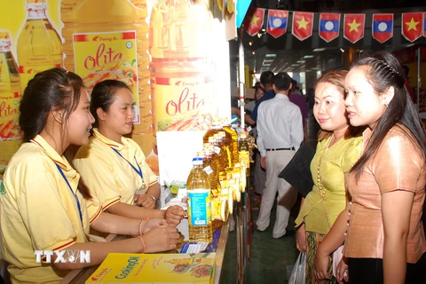 Khách tham quan hội chợ Việt-Lào diễn ra hồi tháng Bảy. (Ảnh: Phạm Kiên/TTXVN)
