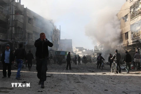 Khói bốc lên sau các cuộc không kích của quân đội Chính phủ vào các mục tiêu của phiến quân tại Ghouta, ngoại ô thủ đô Damascus. (Nguồn: AFP/TTXVN)