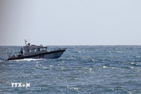 Tàu tuần tra của cảnh sát Pháp tìm kiếm máy bay MH370 ngoài khơi đảo Saint-Andre thuộc La Reunion. (Nguồn: AFP/TTXVN)