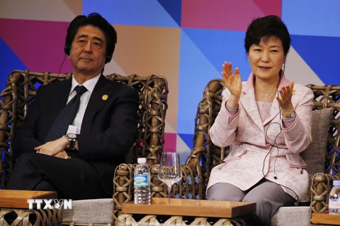 Tổng thống Hàn Quốc Park Geun-Hye (phải), Thủ tướng Nhật Bản Shinzo Abe (trái). (Nguồn: AFPP/TTXVN)