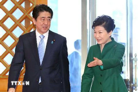 Tổng thống Hàn Quốc Park Geun Hye (phải) trong một cuộc gặp với Thủ tướng Nhật Bản Shinzo Abe tại thủ đô Tokyo. (Nguồn: Kyodo/TTXVN)