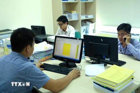 Hoạt động kế toán thuế tại Chi nhánh tập đoàn Viettel Thái Nguyên. (Ảnh: Hoàng Hùng/TTXVN)