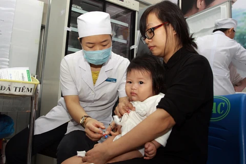 Tiêm chủng cho trẻ tại Trung tâm Y tế dự phòng Thành phố Hồ Chí Minh. (Ảnh: Phương Vy/TTXVN)