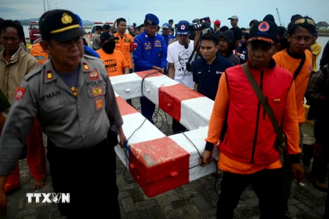 Lực lượng cứu hộ Indonesia chuyển một vật thể được cho là của tàu Marina Baru ở ngoài khơi Sulawesi ngày 21/12. (Nguồn: AFP/TTXVN)