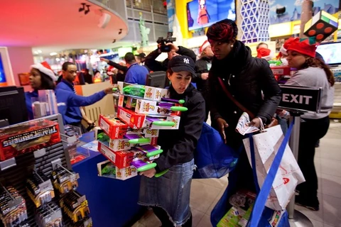 Người dân Mỹ mua hàng trong dịp giảm giá Black Friday. (Nguồn: AFP) 