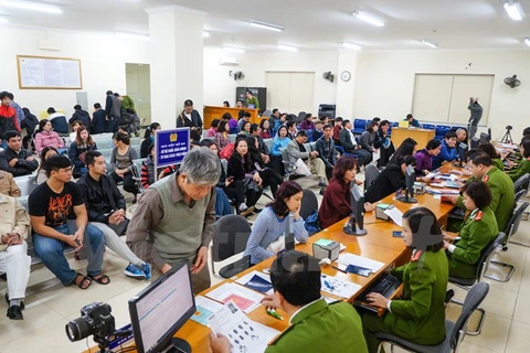 Nhiều người dân đã đến Phòng Cảnh sát Quản lý hành chính về Trật tự xã hội, Công an thành phố Hà Nội để đăng ký thẻ căn cước công dân. (Ảnh: Minh Sơn/Vietnam+)