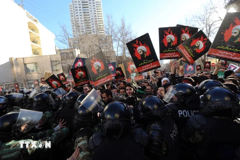 Quang cảnh cuộc biểu tình bên ngoài Đại sứ quán Saudi Arabia tại Tehran ngày 3/1. (Nguồn: AFP/TTXVN)