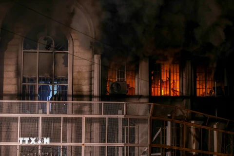 Đại sứ quán Saudi Arabia ở Tehran, Iran bị phóng hỏa trong cuộc biểu tình ngày 2/1. (Nguồn: AFP/TTXVN)