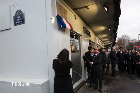 Tổng thống Pháp François Hollande (giữa) khai trương biển tưởng niệm các nạn nhân trong vụ khủng bố tại tòa soạn tạp chí châm biếm Charlie Hebdo. (Nguồn: AFP/TTXVN)
