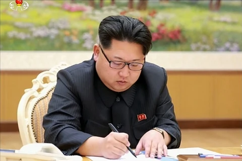 Nhà lãnh đạo Triều Tiên Kim Jong-Un ký sắc lệnh về việc thử bom H, tại Bình Nhưỡng ngày 1/1/2016. (Nguồn: AFP/TTXVN)