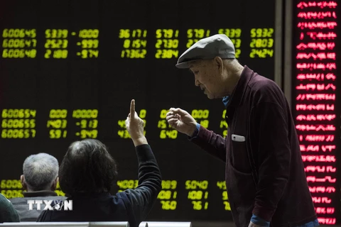 Các nhà đầu tư tại một công ty chứng khoán ở Bắc Kinh ngày 7/1. (Nguồn: AFP/TTXVN)