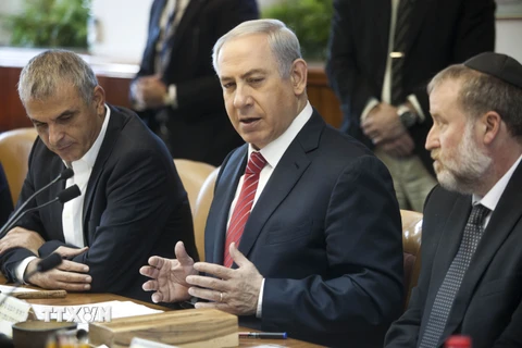 Thủ tướng Israel Benjamin Netanyahu (giữa) phát biểu tại một cuộc họp Nội các. (Nguồn: AFP/TTXVN)