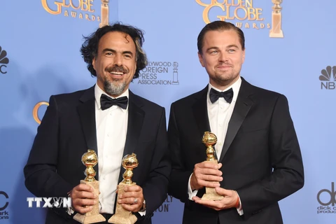 Đạo diễn Alejandro González Iñárritu (trái) nhận giải Đạo diễn xuất sắc nhất và Phim điện ảnh xuất sắc nhất cho bộ phim The Revenant. (Nguồn: AFP/TTXVN)