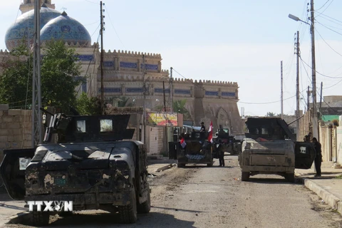 Lực lượng an ninh Iraq tuần tra tại trung tâm thành phố Ramadi, tỉnh Anbar, sau khi giành lại quyền kiểm soát thành phố này từ IS (Nguồn: AFP/TTXVN)