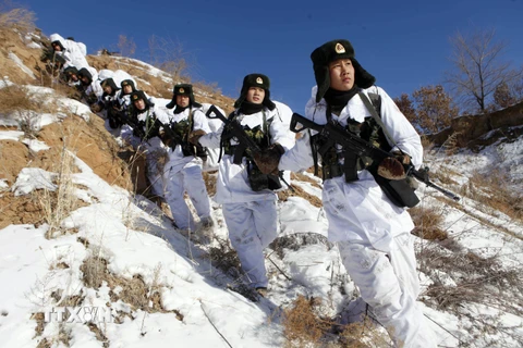 Binh sĩ quân đội Trung Quốc tham gia tập trận ở khu vực đông bắc tỉnh Hắc Long Giang. AFP/TTXVN