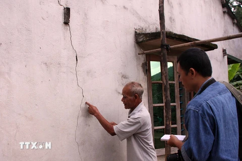 Vết nứt xuất hiện trên tường của người dân ở Bắc Trà My sau trận đến động đất. (Ảnh: Lê Lâm/TTXVN)