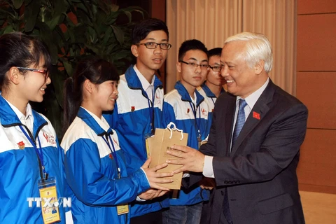 Phó Chủ tịch Quốc hội Uông Chu Lưu tặng quà lưu niệm cho các học sinh tham gia vòng chung kết cuộc thi ''Tự hào Việt Nam.'' (Ảnh: Phạm Kiên/TTXVN)