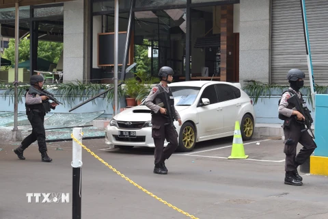 Cảnh sát chống khủng bố Indonesia phong tỏa hiện trường vụ đánh bom ở Jakarta ngày 14/1. (Nguồn: AFP/TTXVN)